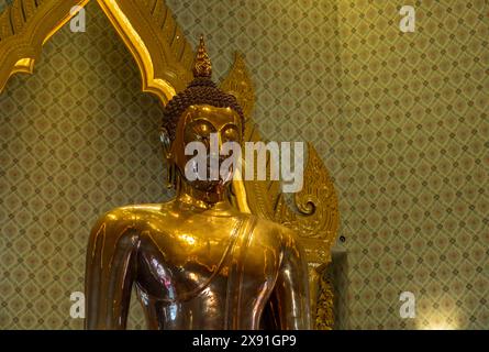 Un'immagine della statua dorata del Buddha al tempio Wat Traimit Withayaram Worawihan, a Bangkok. Foto Stock