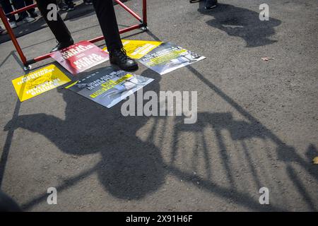 Bandung, Giava Occidentale, Indonesia. 28 maggio 2024. I giornalisti hanno manifestato contro la revisione della legge sulle trasmissioni radiotelevisive che minaccerebbe la libertà di stampa di fronte all'edificio del Consiglio regionale del popolo di Giava occidentale, Bandung. I giornalisti si oppongono fermamente alla revisione della legge sulla radiodiffusione per sostituire la legge numero 32 del 2002 relativa alla radiodiffusione, una delle quali potrebbe minacciare il diritto di reportistica investigativa. (Credit Image: © Dimas Rachmatsyah/Pacific Press via ZUMA Press Wire) SOLO PER USO EDITORIALE! Non per USO commerciale! Foto Stock