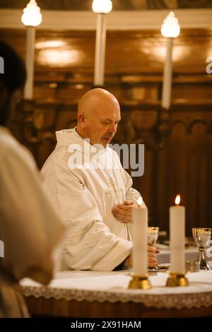 Ministri che guidano l Eucaristia, la Sacra cerimonia cristiana della condivisione del pane e del vino per ricordare il sacrificio di Gesù, offrendo orientamento e sostegno. Santa Comunione, Santa messa Divina, la cena del Signore Foto Stock