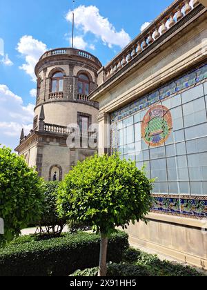 Città del Messico, Messico - 9 agosto 2023: Vetrate colorate delle dee greche nel castello di Chapultepec in un ampio corridoio chiamato Lead Gallery Foto Stock