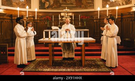Ministri che guidano l Eucaristia, la Sacra cerimonia cristiana della condivisione del pane e del vino per ricordare il sacrificio di Gesù, offrendo orientamento e sostegno. Santa Comunione, Santa messa Divina, la cena del Signore Foto Stock