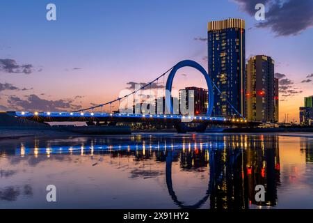 Plaza Tower Lusail Boulevard con tramonto sull'Arco Bridge Foto Stock