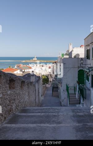 Veduta della strada nel centro storico di Vieste, provincia di Foggia, regione Puglia, Italia Foto Stock