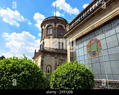 Città del Messico, Messico - 9 agosto 2023: Vetrate colorate delle dee greche nel castello di Chapultepec in un ampio corridoio chiamato Lead Gallery Foto Stock