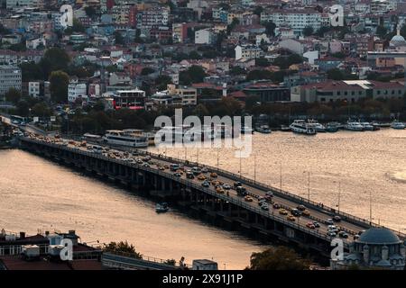 Un autobus di trasporto pubblico presso il ponte Unkapani, lato europeo ( Belediye otobüsü, Unkapanı köprüsü) Foto Stock