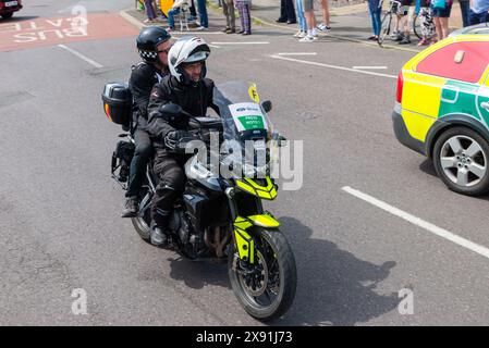 2024 gara ciclistica Ford RideLondon Classique Women's WorldTour tappa due a Maldon, Essex, Regno Unito. Premere Moto 1 Foto Stock