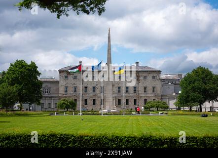 La bandiera palestinese che sventola fuori Leinster House nella città di Dublino, Irlanda. Foto Stock