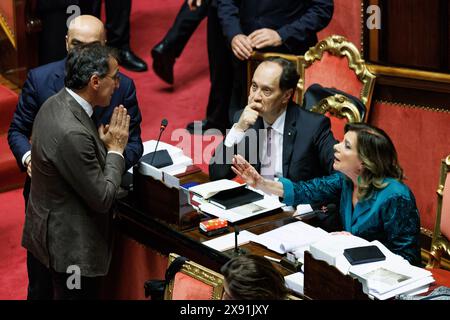 Il senatore del Partito Democratico Francesco Boccia discute con la ministra per le riforme Maria Elisabetta Alberti Casellati durante il voto degli emendamenti al ddl recante modifiche costituzionali per l'elezione diretta del presidente del Consiglio. Roma, Martedì, 28 maggio 2024 (foto Roberto Monaldo/LaPresse) il senatore del Partito Democratico Francesco Boccia parla con il ministro delle riforme Maria Elisabetta Alberti Casellati durante la votazione sugli emendamenti al disegno di legge contenenti modifiche costituzionali per l'elezione diretta del primo Ministro. Roma, martedì 28 maggio 2024 (Phot Foto Stock