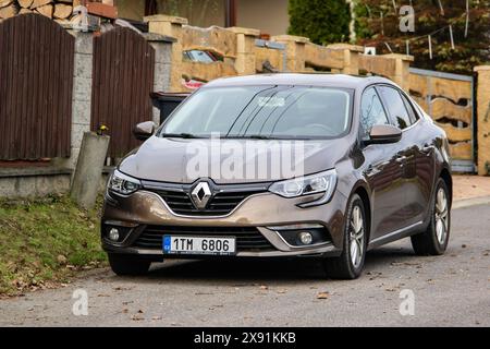 OSTRAVA, REPUBBLICA CECA - 29 DICEMBRE 2023: Francese Renault Megane Sedan parcheggiata in strada Foto Stock