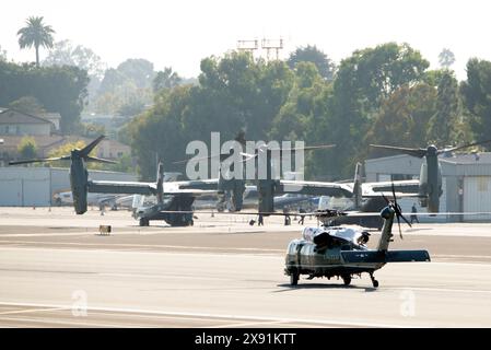 Il presidente Donald Trump arriva all'aeroporto di Santa Monica a bordo della Marine One con scorta di sicurezza a Los Angeles, California. Foto Stock