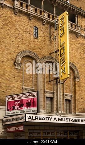 Il palcoscenico stereofonico suona con musica al teatro John Golden di Broadway a Manhattan New York Foto Stock