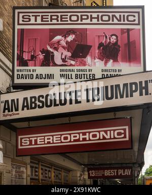 Il palcoscenico stereofonico suona con musica al teatro John Golden di Broadway a Manhattan New York Foto Stock