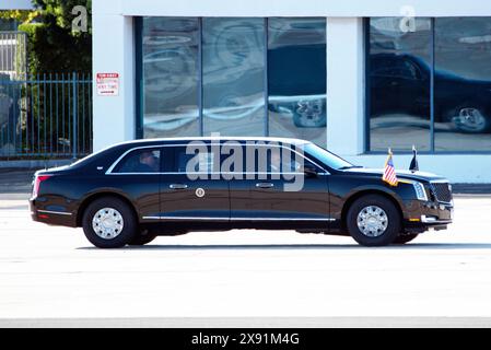 Il presidente Donald Trump arriva all'aeroporto di Santa Monica a bordo della Marine One con scorta di sicurezza a Los Angeles, California. Foto Stock