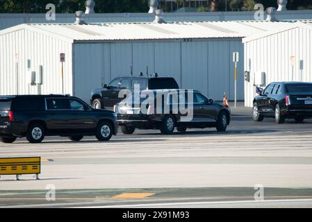 Il presidente Donald Trump arriva all'aeroporto di Santa Monica a bordo della Marine One con scorta di sicurezza a Los Angeles, California. Foto Stock