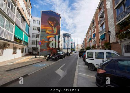 Dipinti murali sulle facciate della povera area urbana residenziale di Fuengirola, Costa del Sol, Andalusia, Spagna. Foto Stock