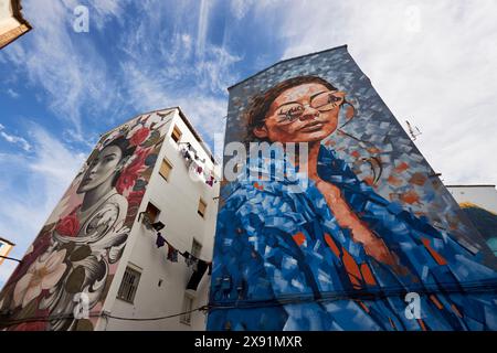 Dipinti murali sulle facciate della povera area urbana residenziale di Fuengirola, Costa del Sol, Andalusia, Spagna. Foto Stock