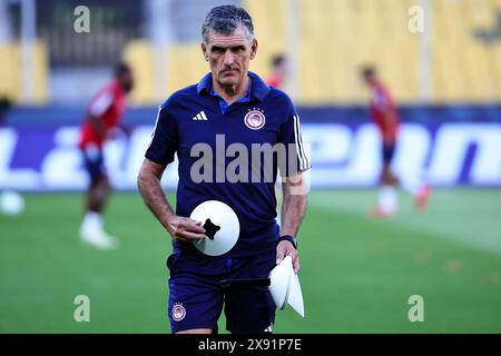 Atene, Grecia. 28 maggio 2024. Jose Luis Mendilibar allenatore dell'Olympiacos FC partecipa ad una sessione di allenamento il giorno prima della finale di Conference League 2023/2024 tra Olympiacos FC e ACF Fiorentina allo stadio AEK Arena di Atene (Grecia), 28 maggio 2024. Crediti: Insidefoto di andrea staccioli/Alamy Live News Foto Stock