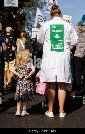 16 settembre 2023. Westminster, Londra, Regno Unito. Da marzo alla fine dei combustibili fossili. Scienziato e bambino. Foto Stock