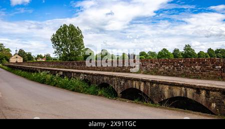 Vecchia strada rialzata in pietra ad arco per mantenere asciutti i pedoni quando il fiume inonda parte della strada rialzata Maud Heath Tytherton Kellaways Wiltshire Foto Stock