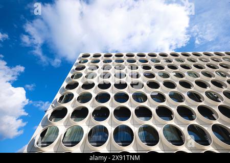 Paesi Bassi, Amsterdam - 10 aprile 2024: Ravel Residence, Student Experience nel quartiere Zuidas, un moderno centro studentesco con facciata architettonica moderna Foto Stock