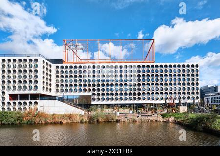 Paesi Bassi, Amsterdam - 10 aprile 2024: Ravel Residence, Student Experience nel quartiere Zuidas, un moderno centro studentesco con facciata architettonica moderna Foto Stock