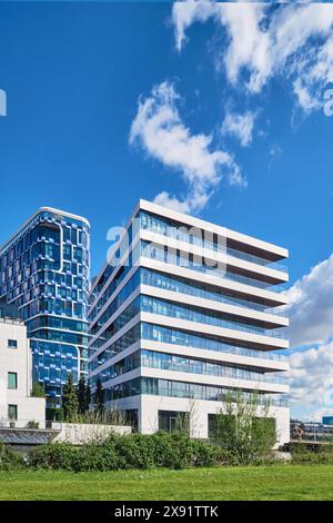 Paesi Bassi, Amsterdam - 10 aprile 2024: Moderni edifici per uffici nel distretto di Zuidas, Van Leijenberghlaan Foto Stock