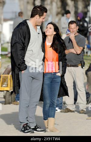 Courteney Cox, Josh Hopkins durante il set di Cougar Town a Venice in California. Foto Stock