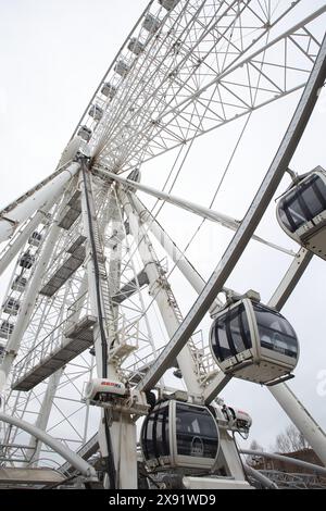 Inghilterra, Liverpool - 1 gennaio 2024: The Wheel of Liverpool sul lungomare di Keel Wharf sul fiume Mersey. Foto Stock