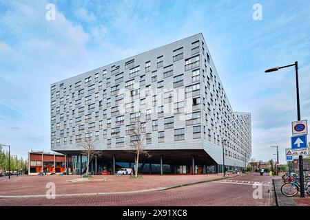 Paesi Bassi, Amsterdam - 10 aprile 2024: Vista dell'iconico edificio moderno conosciuto come la balena a Sporenburg, Docklands orientali Foto Stock