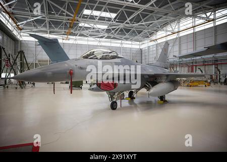 Steenokkerzeel, Belgio. 28 maggio 2024. Un caccia F-16 dell'aeronautica belga nell'hangar della base aerea di Melsbroek, 28 maggio 2024 a Steenokkerzeel, Belgio. Il Belgio ha promesso 30 combattenti multiruolo avanzati in un nuovo accordo bilaterale di sicurezza. Credito: Pool Photo/Ufficio Stampa Presidenziale ucraino/Alamy Live News Foto Stock