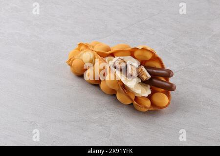 Deliziosi waffle a bolle d'aria sul tavolo Foto Stock