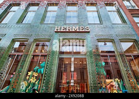 Paesi Bassi, Amsterdam - 10 aprile 2024: Negozio di abbigliamento di lusso Hermes nella lussuosa via dello shopping Hooftstraat. Progettato da MVRDV Foto Stock