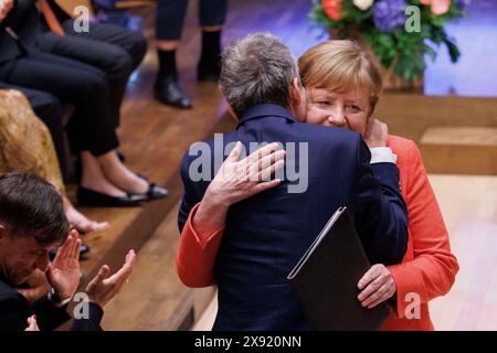 Berlino, Germania. 28 maggio 2024. Angela Merkel (CDU), ex cancelliere tedesco, abbraccia l'attore Ulrich Matthes dopo il suo discorso di lode. La Fondazione Konrad Adenauer onora l'attore per i suoi servizi come personalità eccezionale nella cultura di lingua tedesca. Credito: Carsten Koall/dpa/Alamy Live News Foto Stock