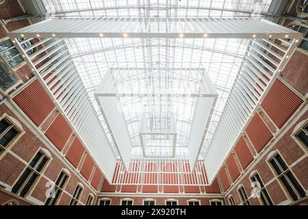 Olanda, Amsterdam, Rijksmuseum, cortile interno ridisegnato per creare l'imponente nuovo spazio di ingresso dell'atrio Foto Stock