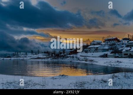 Dintorni di Narvik alla luce dell'inizio dell'inverno, isole Lofoten, Norvegia settentrionale Foto Stock