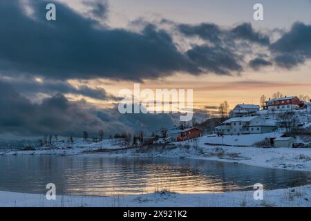 Dintorni di Narvik alla luce dell'inizio dell'inverno, isole Lofoten, Norvegia settentrionale Foto Stock