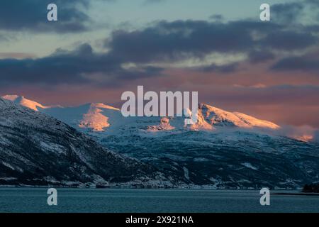 Dintorni di Tovik alla luce dell'inizio dell'inverno, isole Lofoten, Norvegia settentrionale Foto Stock