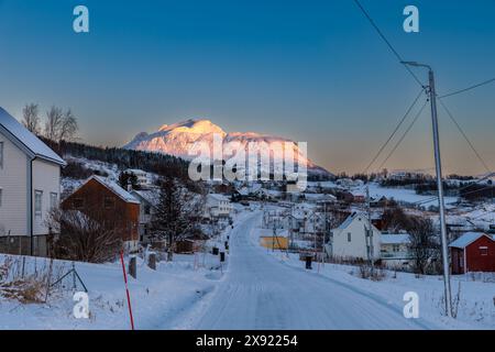 La luce magica del giorno polare finale nel villaggio di Ibestad, Lofoten, Norvegia settentrionale Foto Stock