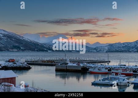 La luce magica del giorno polare finale nel villaggio di Ibestad, Lofoten, Norvegia settentrionale Foto Stock