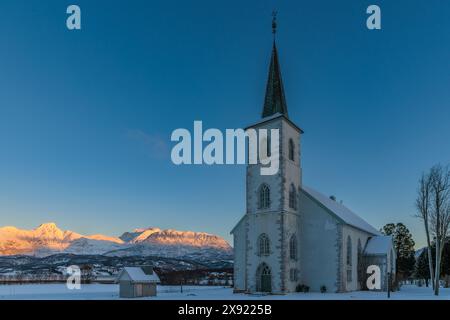 La luce magica del giorno polare finale nel villaggio di Ibestad, Lofoten, Norvegia settentrionale Foto Stock