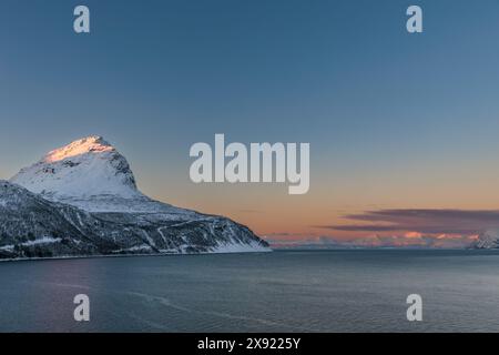 La luce magica della giornata polare finale sulle colline innevate di Lofoten, Norvegia settentrionale Foto Stock