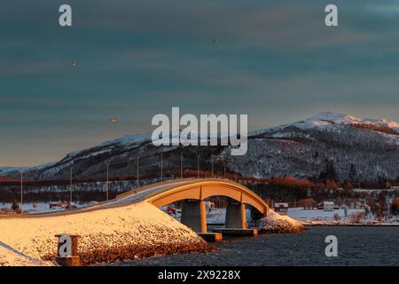 La luce magica del giorno polare finale a Sandsoy di Lofoten, Norvegia settentrionale Foto Stock