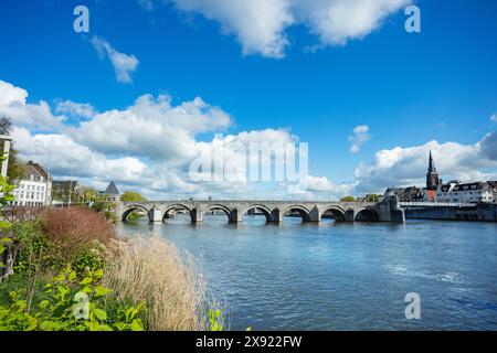 Ponte in pietra Sint Servaas che incornicia la città di Maastricht, Olanda Foto Stock