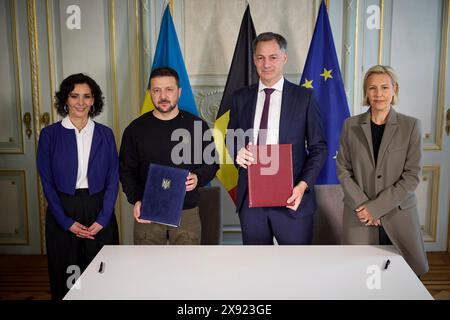 Bruxelles, Belgio. 28 maggio 2024. Da sinistra a destra: Il ministro degli Esteri belga Hadja Lahbib, il presidente ucraino Volodymyr Zelenskyy, il primo ministro belga Alexander De Croo e il ministro della difesa belga Ludivine Dedonder si pongono insieme dopo aver firmato un accordo di sicurezza presso l'Ufficio dei primi ministri, il 28 maggio 2024 a Bruxelles, Belgio. Il Belgio ha accettato di fornire 1 miliardo di dollari di assistenza militare come parte del nuovo accordo bilaterale sulla sicurezza. Credito: Pool Photo/Ufficio Stampa Presidenziale ucraino/Alamy Live News Foto Stock