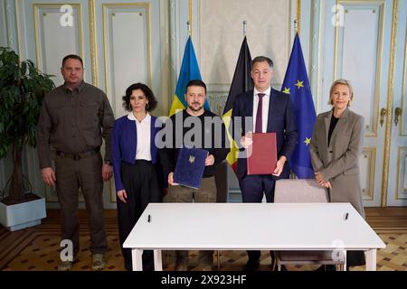 Bruxelles, Belgio. 28 maggio 2024. Da sinistra a destra: Il capo di stato maggiore ucraino Andriy Yermak, il ministro degli Esteri belga Hadja Lahbib, il presidente ucraino Volodymyr Zelenskyy, il primo ministro belga Alexander De Croo e il ministro della difesa belga Ludivine Dedonder si pongono insieme dopo aver firmato un accordo di sicurezza presso l'Ufficio dei primi ministri, il 28 maggio 2024 a Bruxelles, Belgio. Il Belgio ha accettato di fornire 1 miliardo di dollari di assistenza militare come parte del nuovo accordo bilaterale sulla sicurezza. Credito: Pool Photo/Ufficio Stampa Presidenziale ucraino/Alamy Live News Foto Stock