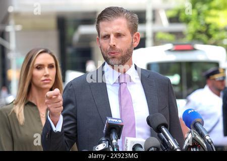 New York, Stati Uniti. 28 maggio 2024. Eric Trump parla a una conferenza stampa fuori dal Manhattan Criminal Court con suo fratello Donald Jr. In difesa del padre e dell'ex presidente degli Stati Uniti Donald Trump il 28 maggio 2024 a New York. Le argomentazioni conclusive iniziano nel processo Hush Money dell'ex presidente degli Stati Uniti Trump. L'ex presidente deve affrontare 34 capi d'accusa per falsificare i documenti aziendali nel primo dei suoi procedimenti penali per essere processato. Crediti: Brasile Photo Press/Alamy Live News Foto Stock