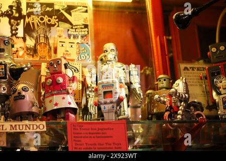 Madrid, Spagna - 7 aprile 2024: Robot giocattolo vintage in vendita in vetrina Foto Stock