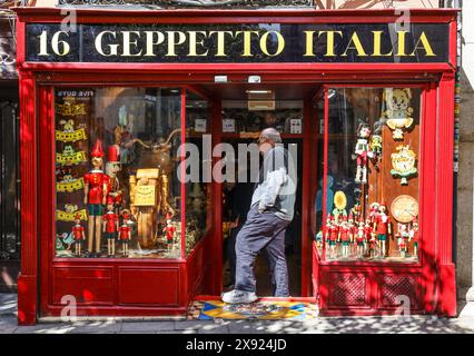 Madrid, Spagna - 8 aprile 2024: Bambole di legno e regali vintage in vendita a Madrid Foto Stock