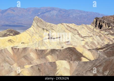 Splendide e colorate formazioni rocciose a Zabriskie Point, Death Valley, California, USA Foto Stock