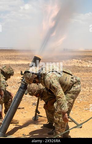 13 maggio 2024 - Amman, Giordania - i membri di servizio dell'esercito degli Stati Uniti, assegnati alla Task Force Reaper, e i membri di servizio dell'esercito del Regno Unito, assegnati al 2nd Battalion, i Royal Gurkha Rifles, sparano il sistema di mortai M121 120 mm come parte dell'Eager Lion 2024 nell'area di addestramento 5, Giordania, 13 maggio 2024. Eager Lion 24 è un esercizio multilaterale, con 33 nazioni partecipanti, ospitato dal Regno hascemita di Giordania, progettato per scambiare competenze militari e migliorare l'interoperabilità tra le nazioni partner, e considerato il caposaldo di una più ampia relazione militare degli Stati Uniti con le forze armate giordane. Jordan è uno o Foto Stock